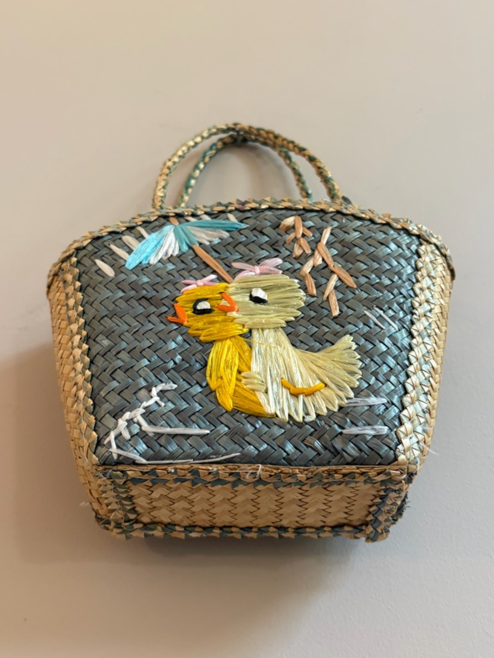 Vintage 1960s / 1970s Woven Straw Raffia Duckling Ducks with Umbrella Mini Purse - Picture 4 of 11